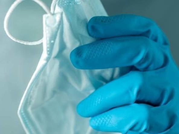 Coronavirus, guanti e mascherine vanno sempre tra i rifiuti dell’indifferenziata